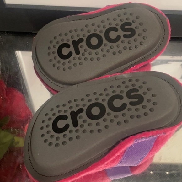 Pink fleece crocs - Picture 2 of 2